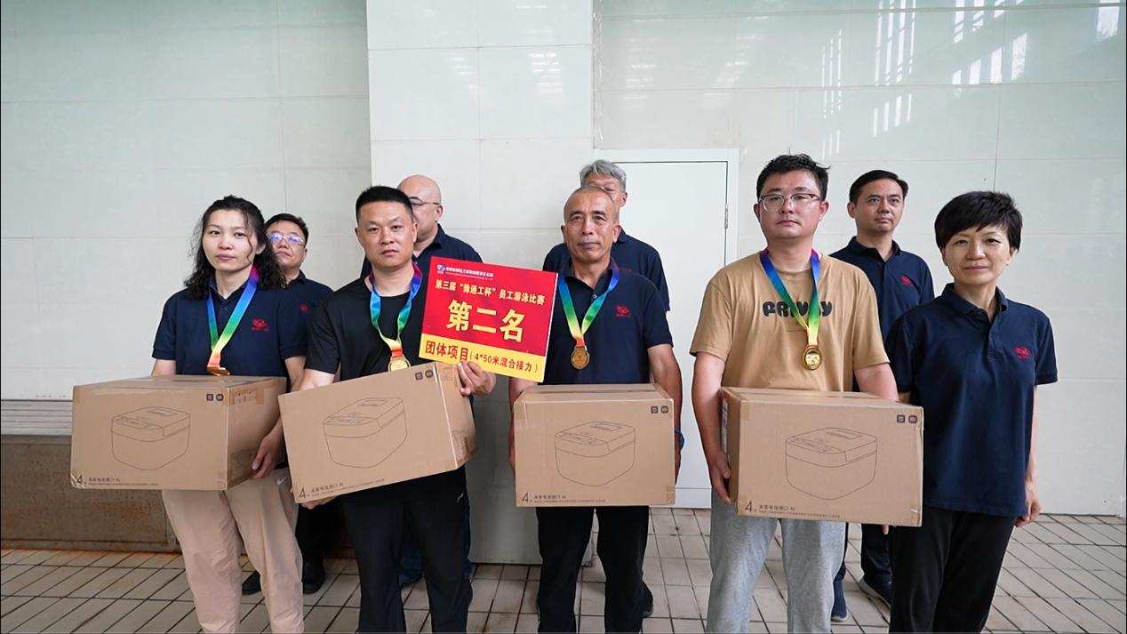 08公司工會主席、副總經(jīng)理時群英為榮獲450米接力項目第二名的：第十三分工會（焦作分公司）頒獎表彰.jpg