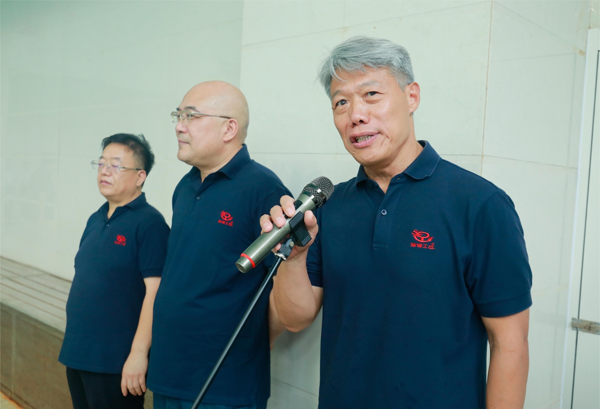 01-公司黨委書記、總經(jīng)理李子憲宣布第三屆“豫通工杯”員工游泳比賽圓滿閉幕.JPG